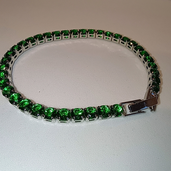 Radiant Green Crystal Bracelet - Picture 4 of 9